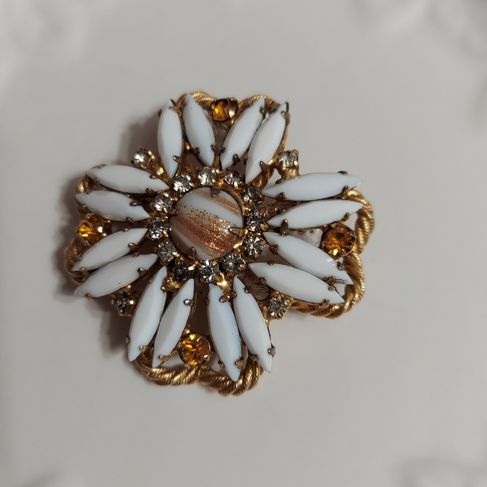 Vintage Textured Gold Tone/White Marquee, Faceted Cut Crystal Stone Brooch/Pin - Picture 3 of 4